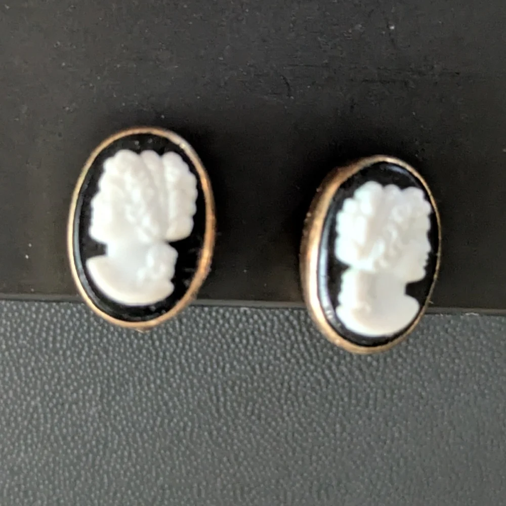Vintage Shell Cameo Earrings Van Dell 12k Gold Filled.
